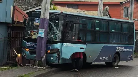 Micro colisionó con vehículo y luego se estrelló con poste en Concepción
