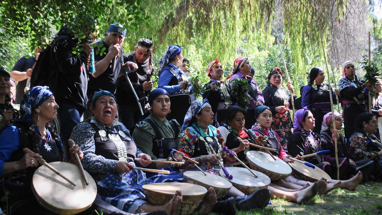 Discriminación hacia el pueblo mapuche aumentó más de un 57% en Chile, según libro EKUWÜN
