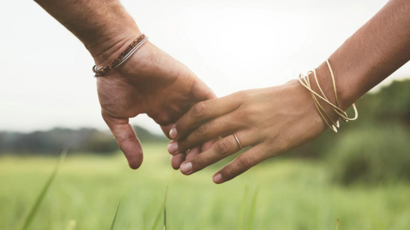 Tras meses separados y una dura tragedia: Conocida pareja confirma inesperada reconciliación