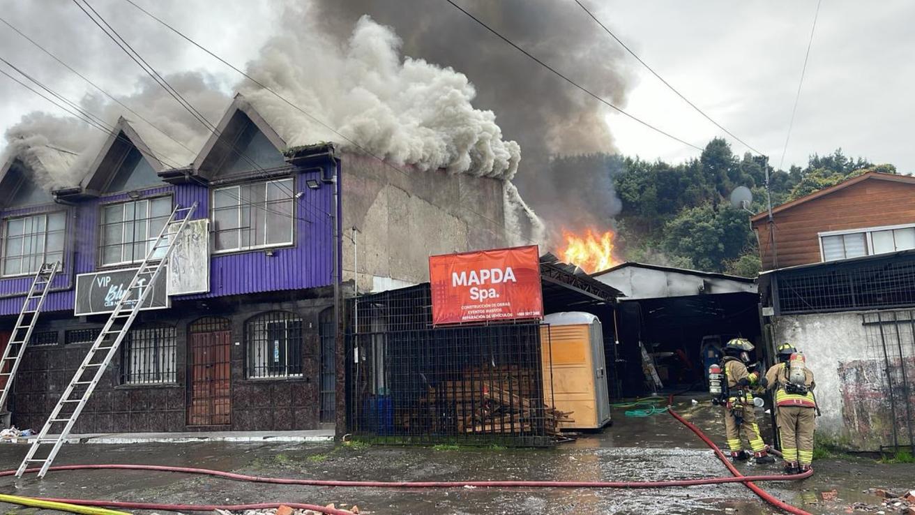 Incendio afecta a club nocturno del Gran Concepción y moviliza a Bomberos de dos comunas