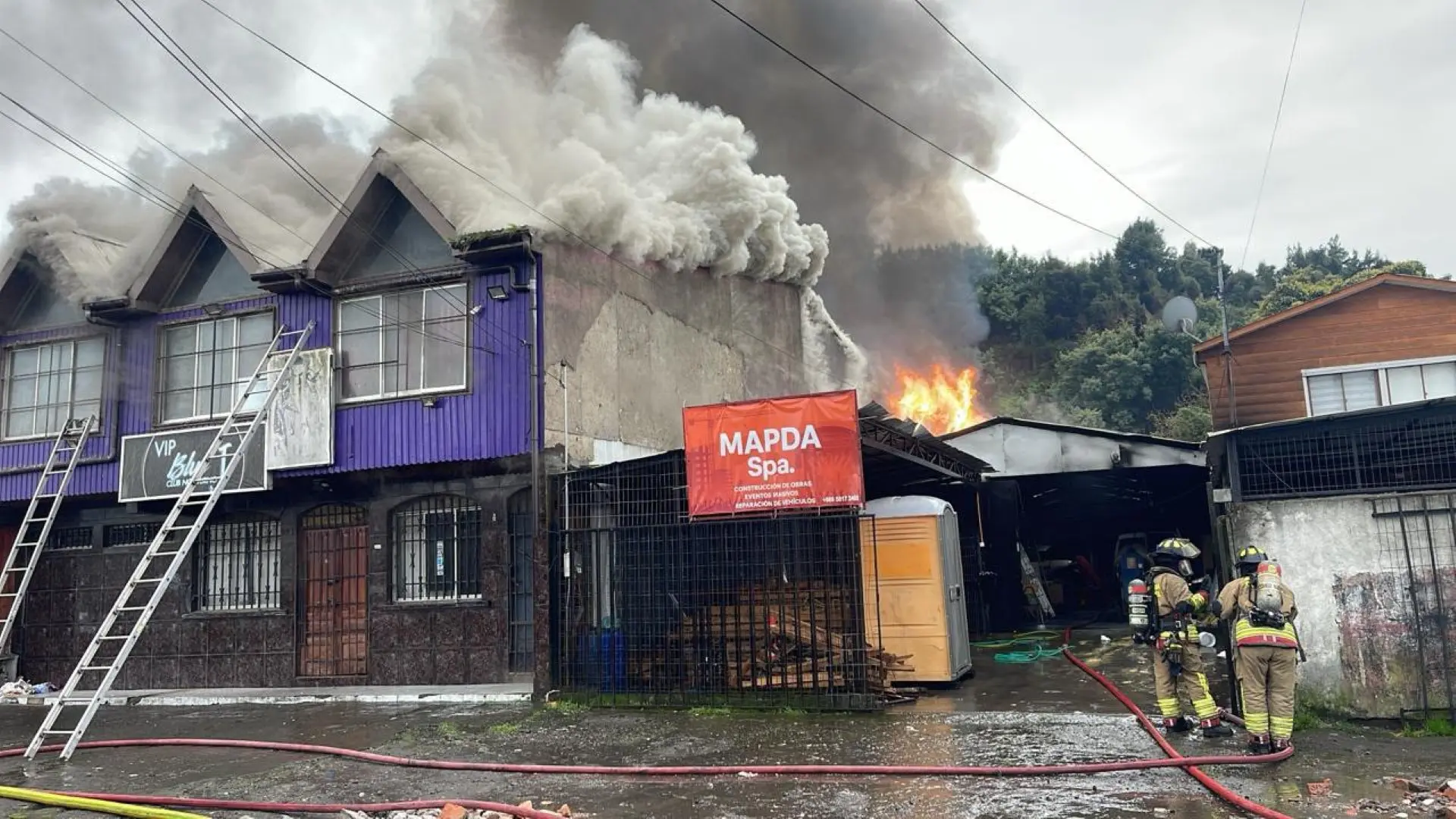 Imagen de Incendio afecta a club nocturno del Gran Concepción y moviliza a Bomberos de dos comunas