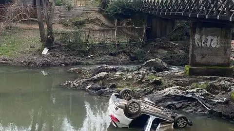 Accidente en ruta que une Concepción y Florida: Vehículo vuelca y cae al río Andalién a la altura de Puente Victoria
