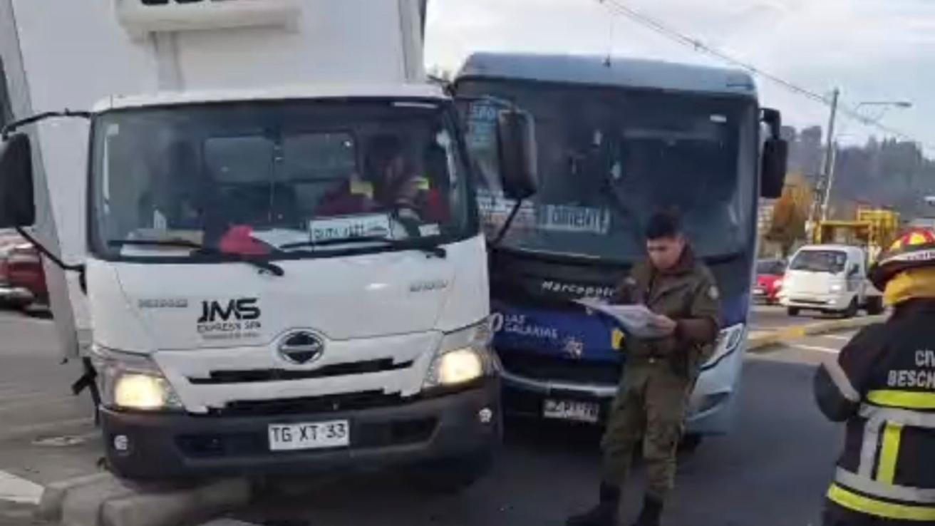 “Maniobra errada”: Colisión de camión con micro Las Galaxias deja múltiples pasajeros lesionados”