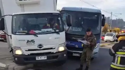 “Maniobra errada”: Colisión de camión con micro Las Galaxias deja múltiples pasajeros lesionados”