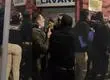 Insólito episodio: Guardias municipales se enfrentaron con Carabineros de Chile para impedir control y detención de un vigilante en Santiago