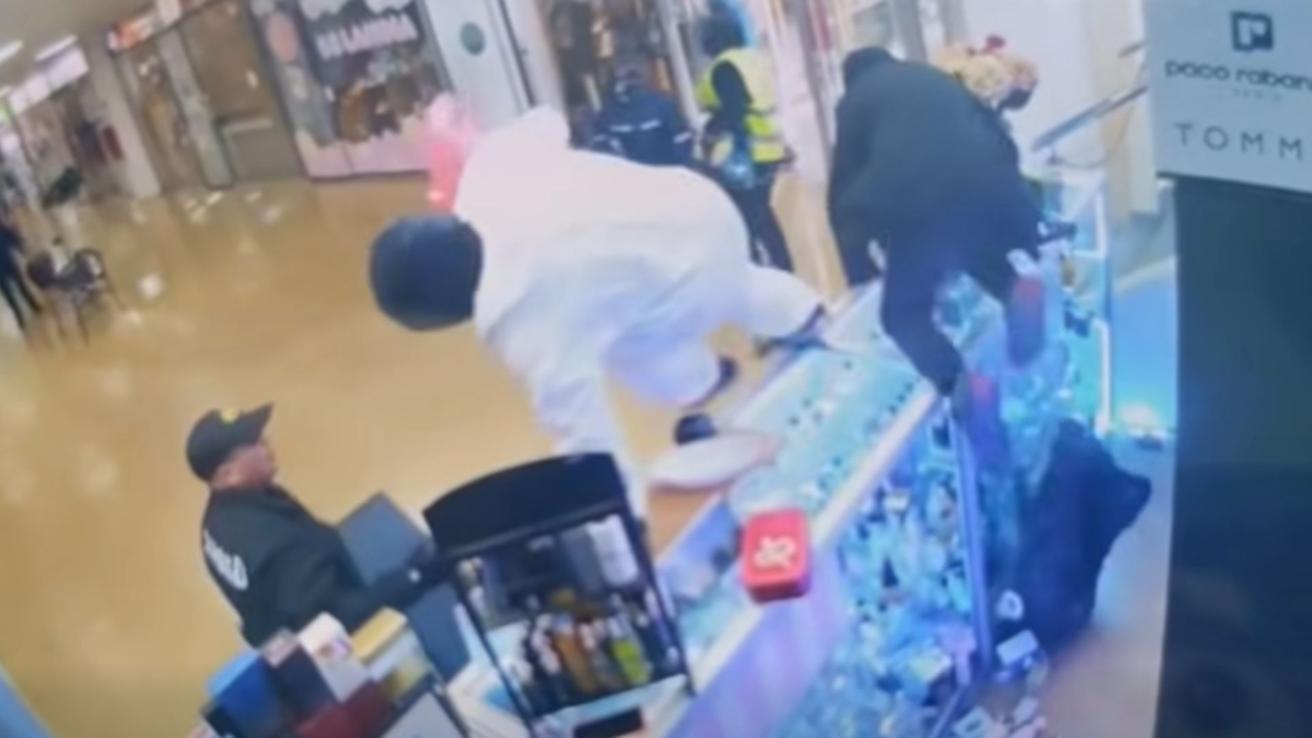 Siete delincuentes perpetran violento asalto armado en centro comercial Versluys