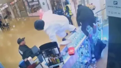 Siete delincuentes perpetran violento asalto armado en centro comercial Versluys