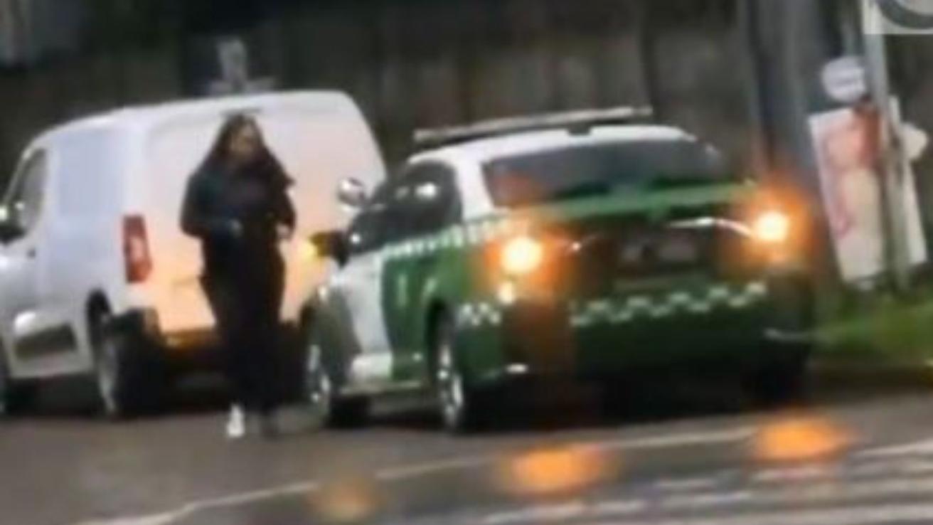 Misteriosa mujer es captada abordando patrulla de Carabineros: Institución decide abrir sumario
