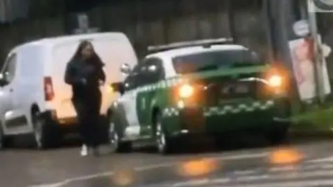 Imagen de Misteriosa mujer es captada abordando patrulla de Carabineros: Institución decide abrir sumario