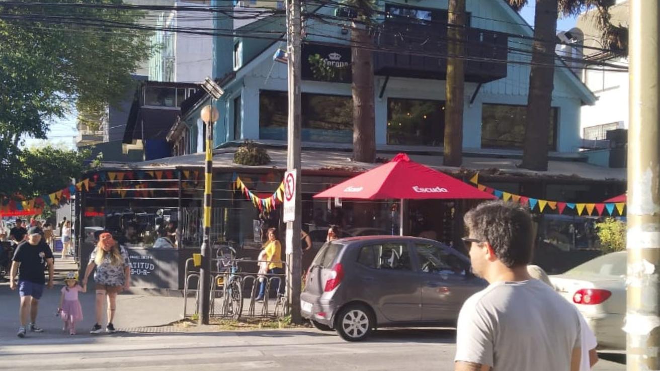 Latitud Sur cumple 18 años: el bar-restaurante frente al Parque Ecuador que convirtió la pizza artesanal y la cerveza local en una experiencia penquista