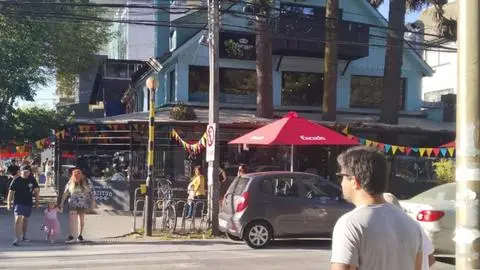 Latitud Sur cumple 18 años: el bar-restaurante frente al Parque Ecuador que convirtió la pizza artesanal y la cerveza local en una experiencia penquista