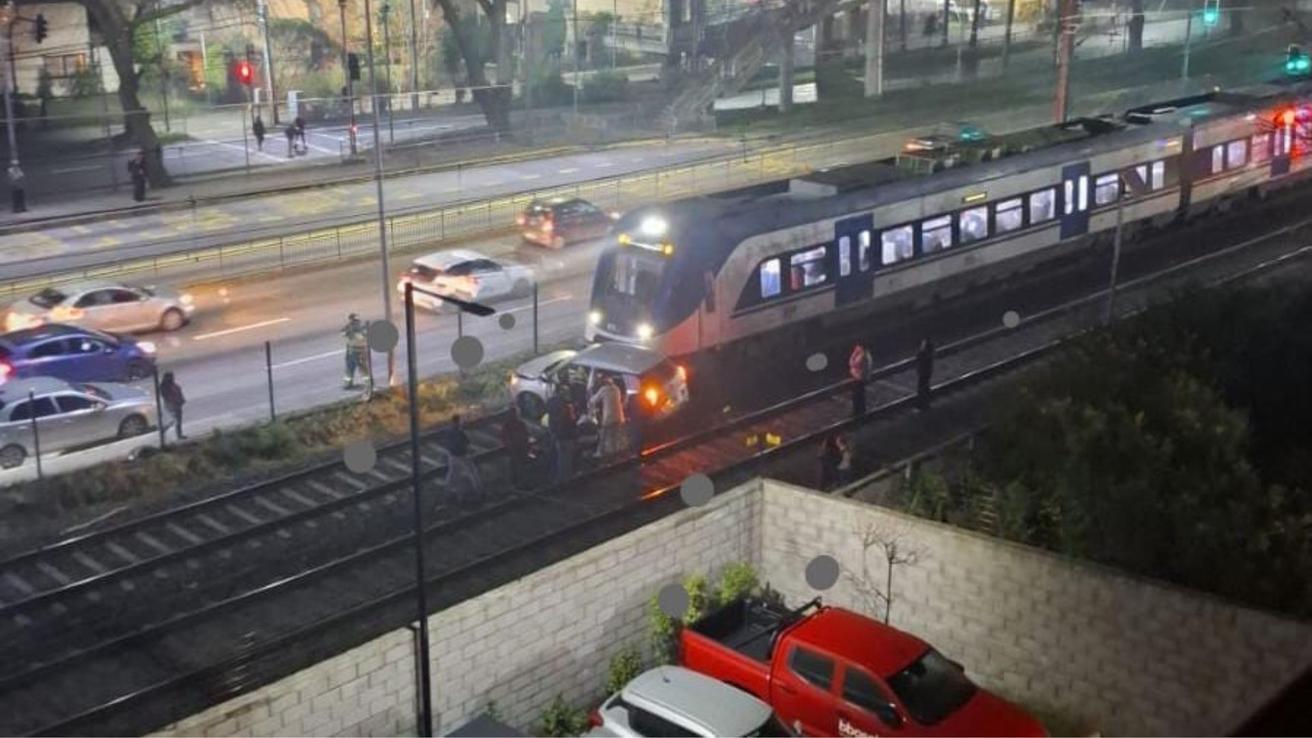Biotren impacta y arrastra a vehículo en cruce de San Pedro de la Paz: dos personas quedan atrapadas