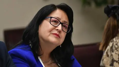 Revelan que Dorothy Pérez blindó su auto institucional por trato directo de $28 millones debido a “situaciones de riesgo”