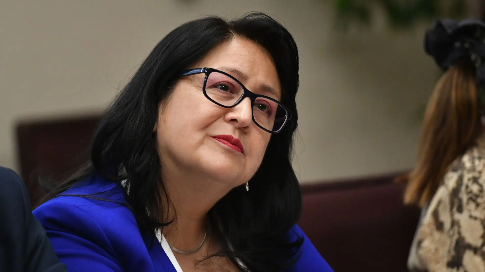 Revelan que Dorothy Pérez blindó su auto institucional por trato directo de $28 millones debido a “situaciones de riesgo”