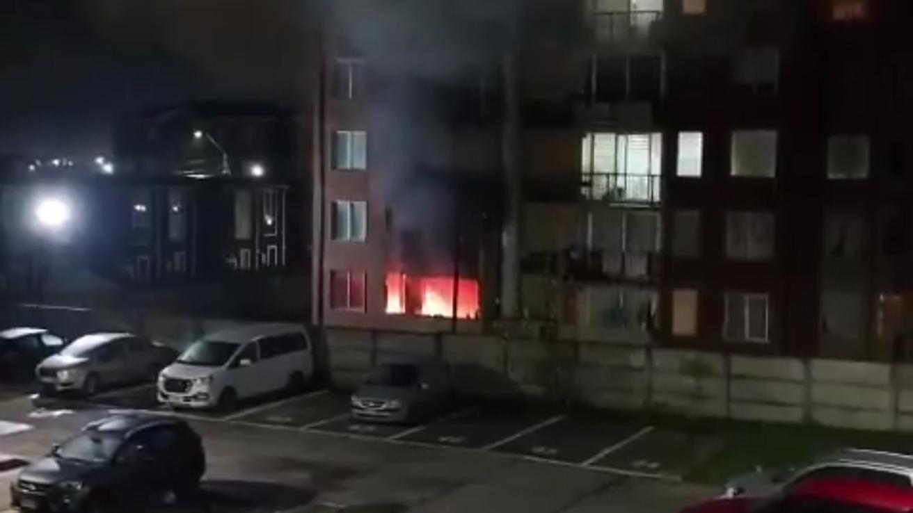 Incendio afecta a departamento en San Pedro de la Paz: Enormes llamas generan alarma en condominio