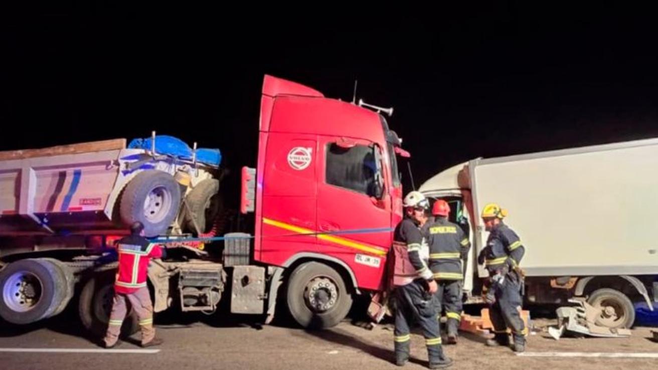 Tres personas fallecidas deja una colisión de alta energía entre un camión y camioneta en la Ruta 11-CH en Arica
