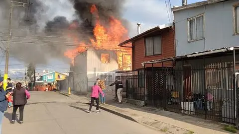 Incendio estructural consume una casa completa: mujer embarazada resultó afectada por inhalación de humo