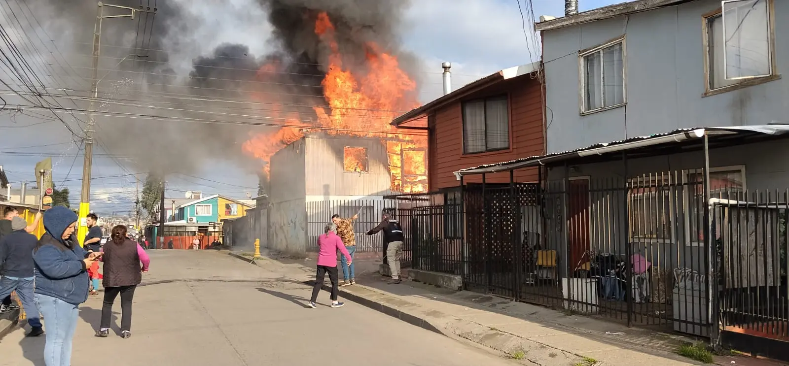 Incendio estructural consume una casa completa: mujer embarazada resultó afectada por inhalación de humo