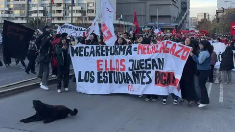 Marcha de Confech reúne a cientos de personas en Concepción