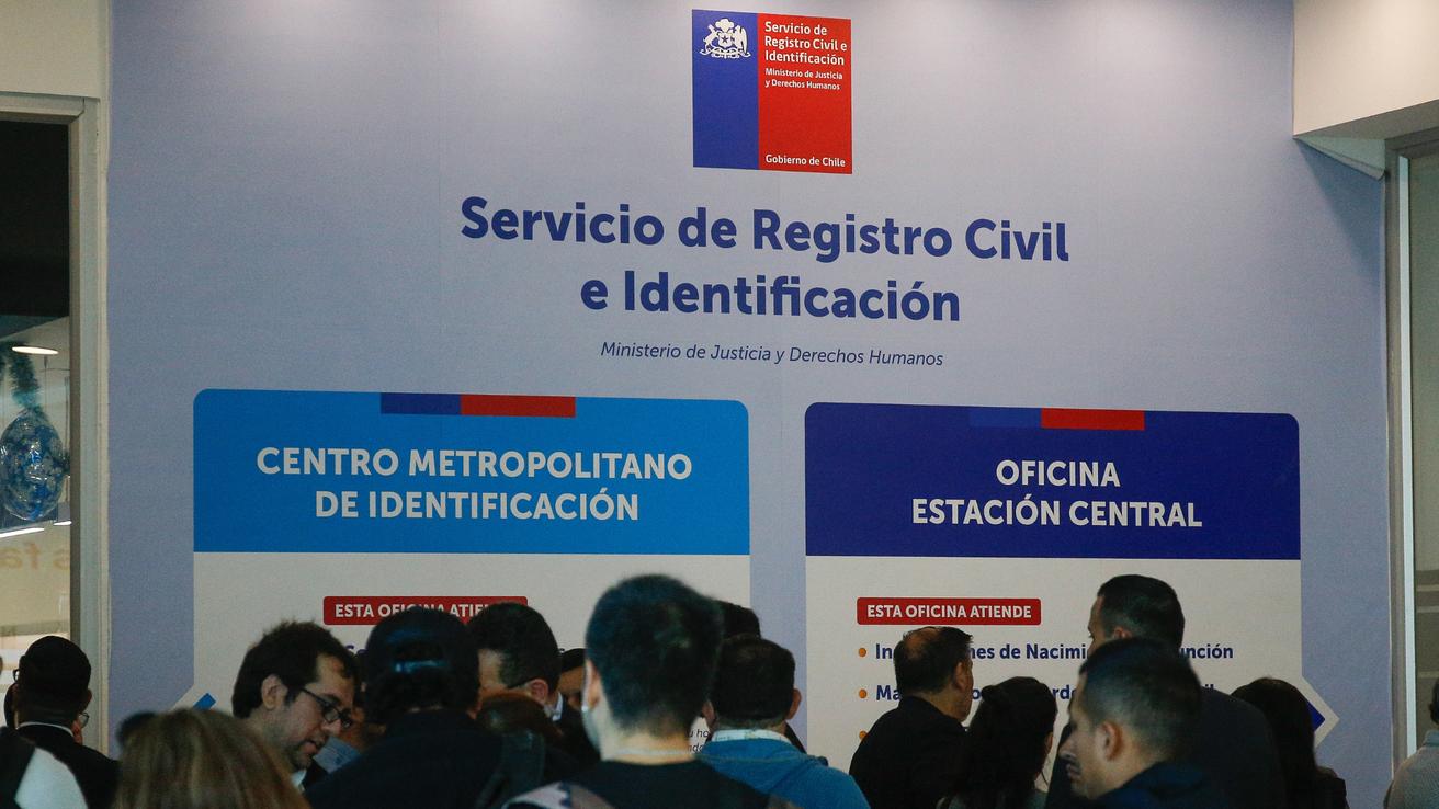 El grave error del Registro Civil: Entregó cédulas con residencia definitiva a 14 mil migrantes que tenían un estatus temporal