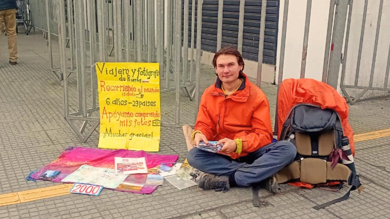 Viajero y fotógrafo ruso llegó “a dedo” hasta Concepción para vender sus imágenes tras recorrer 29 países