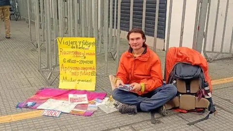Viajero y fotógrafo ruso llegó “a dedo” hasta Concepción para vender sus imágenes tras recorrer 29 países