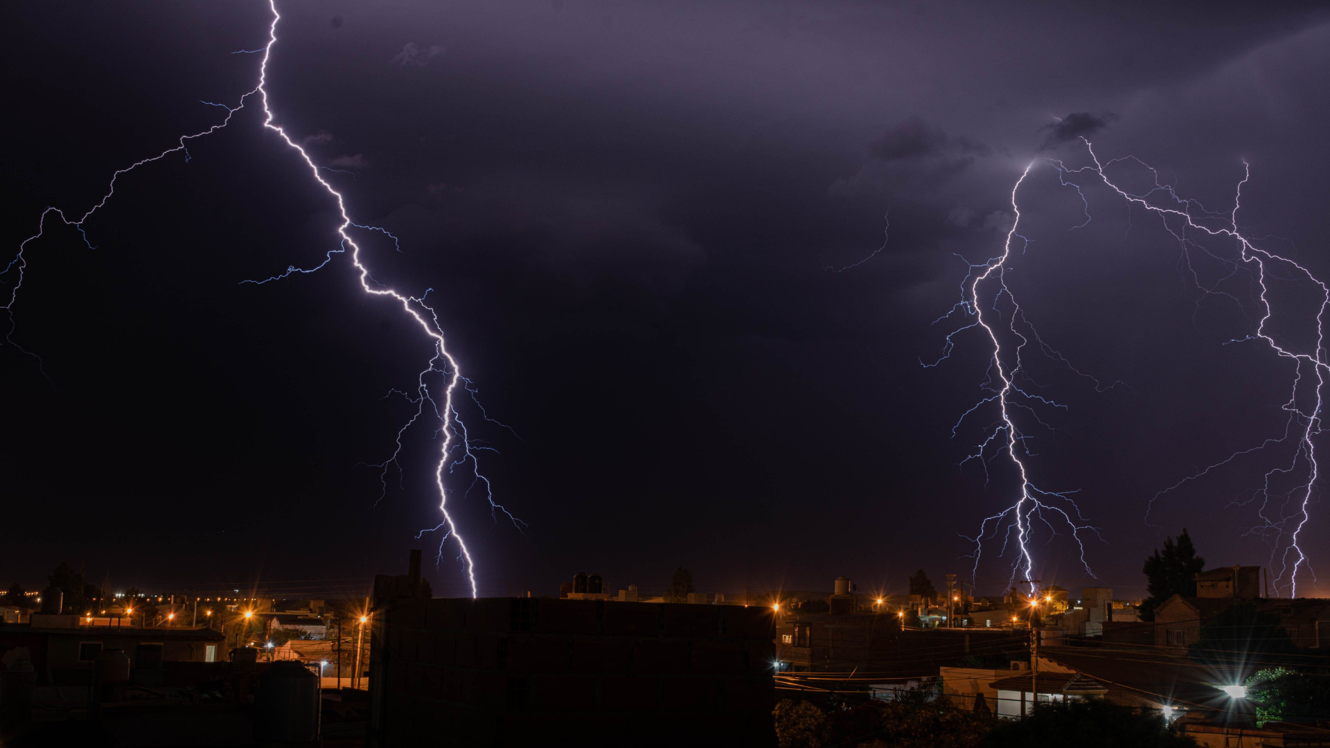 Emiten aviso de tormentas eléctricas para 3 regiones del país