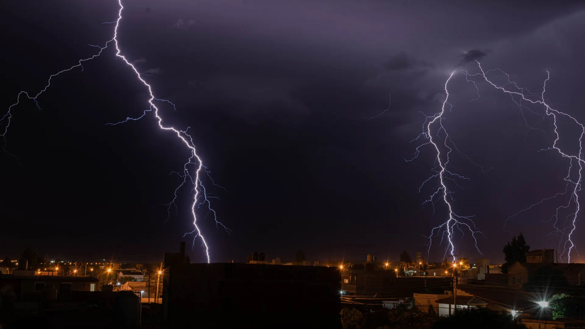Emiten aviso de tormentas eléctricas para 3 regiones del país
