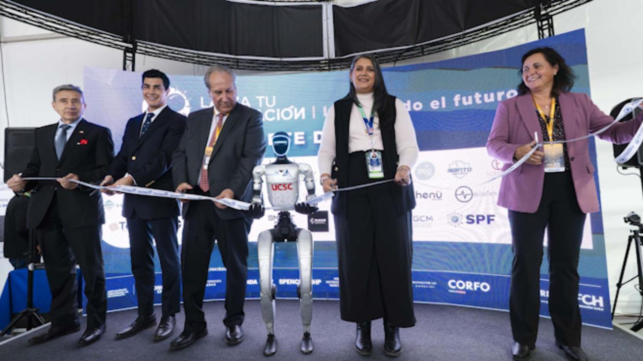 Robot humanoide de la UCSC se roba las miradas en Exponor 2026