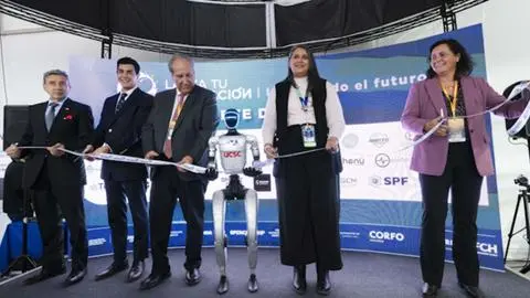 Imagen de Robot humanoide de la UCSC se roba las miradas en Exponor 2026
