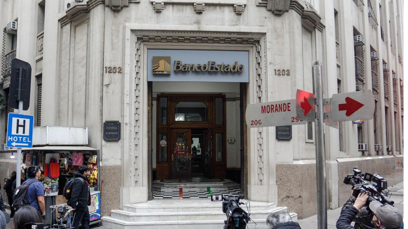 Allanan sucursal de Banco Estado por ejecutiva detenida en la Operación Tokio en Santiago