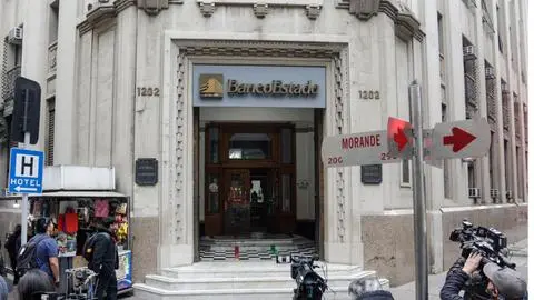 Imagen de Allanan sucursal de Banco Estado por ejecutiva detenida en la Operación Tokio en Santiago
