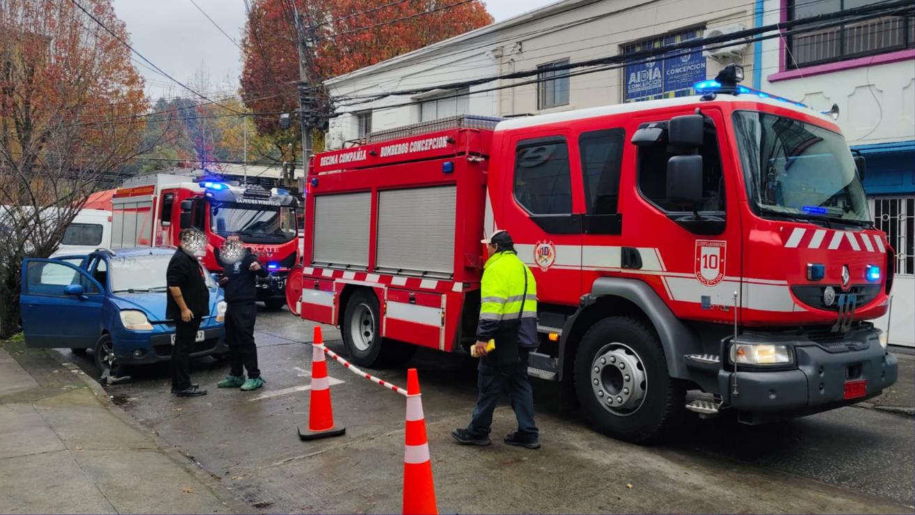 Colisión entre dos vehículos deja a una mujer y un menor de edad lesionados: parquímetro corrió para seguir al auto que se dio a la fuga