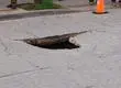 Socavón en calle de Tomé mantiene el tránsito cortado en concurrido sector