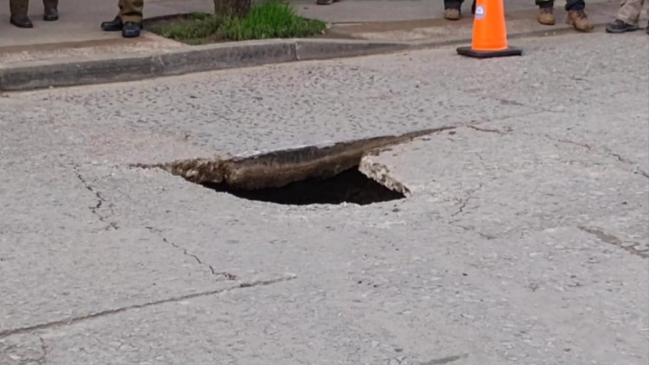 Socavón en calle de Tomé mantiene el tránsito cortado en concurrido sector