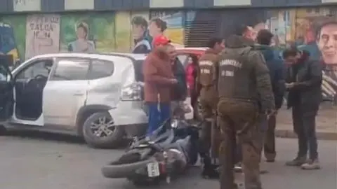 Violento accidente deja a motociclista en estado de gravedad tras chocar con un automóvil