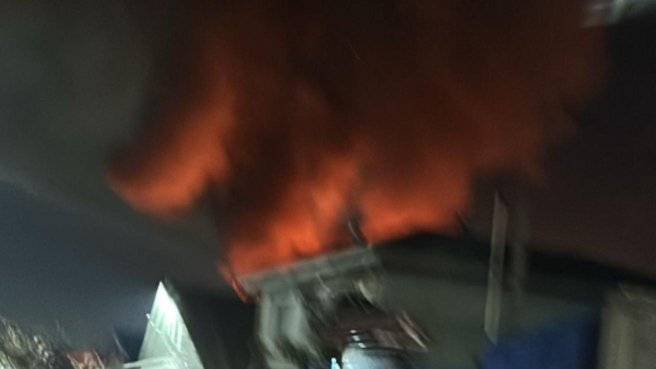 Gran incendio estructural moviliza a múltiples unidades de Bomberos en Talcahuano