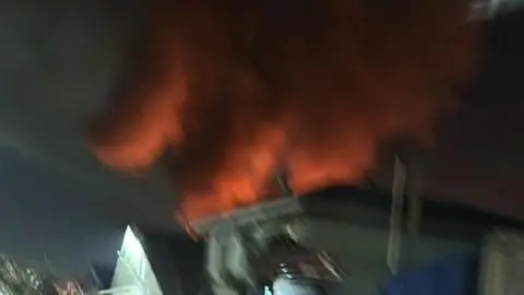 Gran incendio estructural moviliza a múltiples unidades de Bomberos en Talcahuano