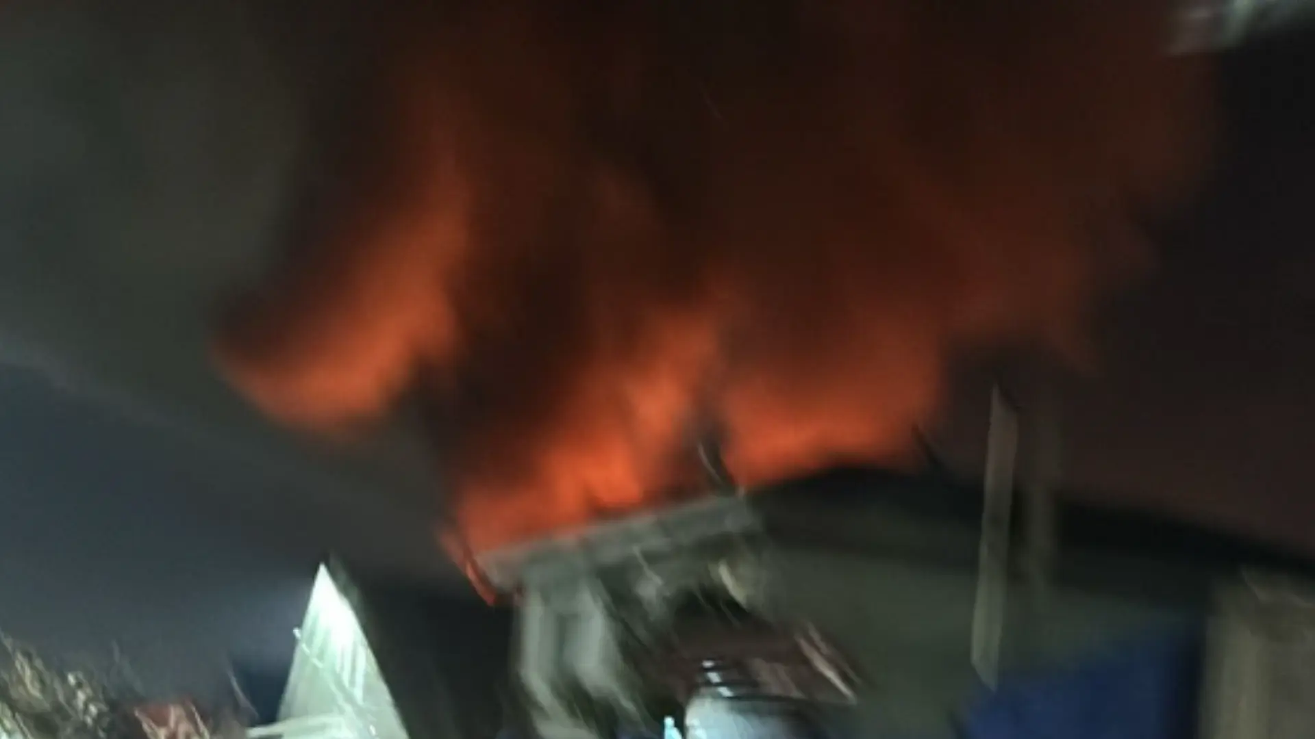 Gran incendio estructural moviliza a múltiples unidades de Bomberos en Talcahuano