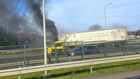 Imagen de Colisión entre furgón escolar y camión mantiene el tránsito suspendido en la Ruta 5 Sur