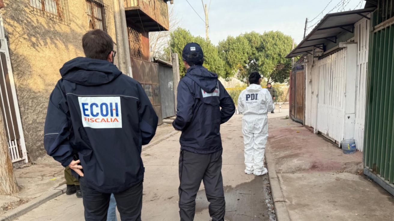 Mujer de 25 años es asesinada a balazos en su domicilio tras discusión callejera