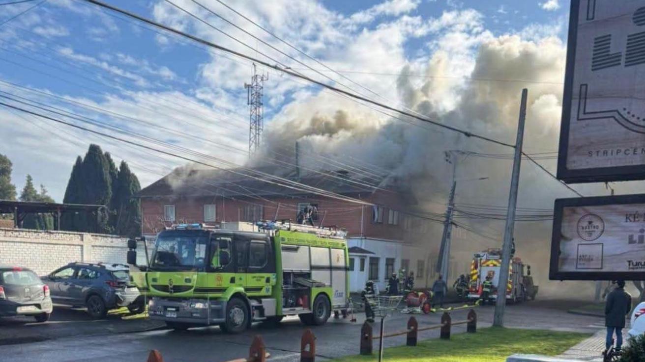 Incendio afecta a dependencias del Regimiento Arauco en Osorno: Bomberos declara segunda alarma