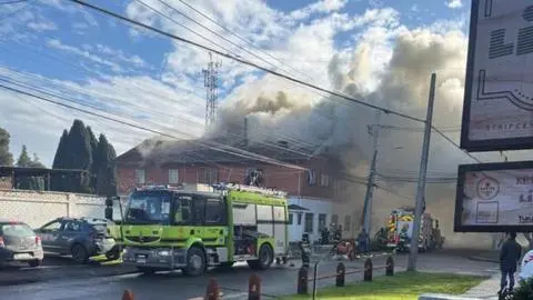 Incendio afecta a dependencias del Regimiento Arauco en Osorno: Bomberos declara segunda alarma