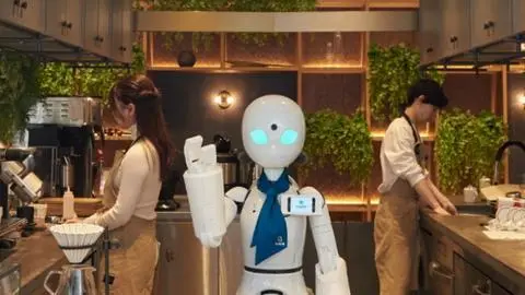 Conoce el café donde te atienden robots manejados por personas con discapacidad
