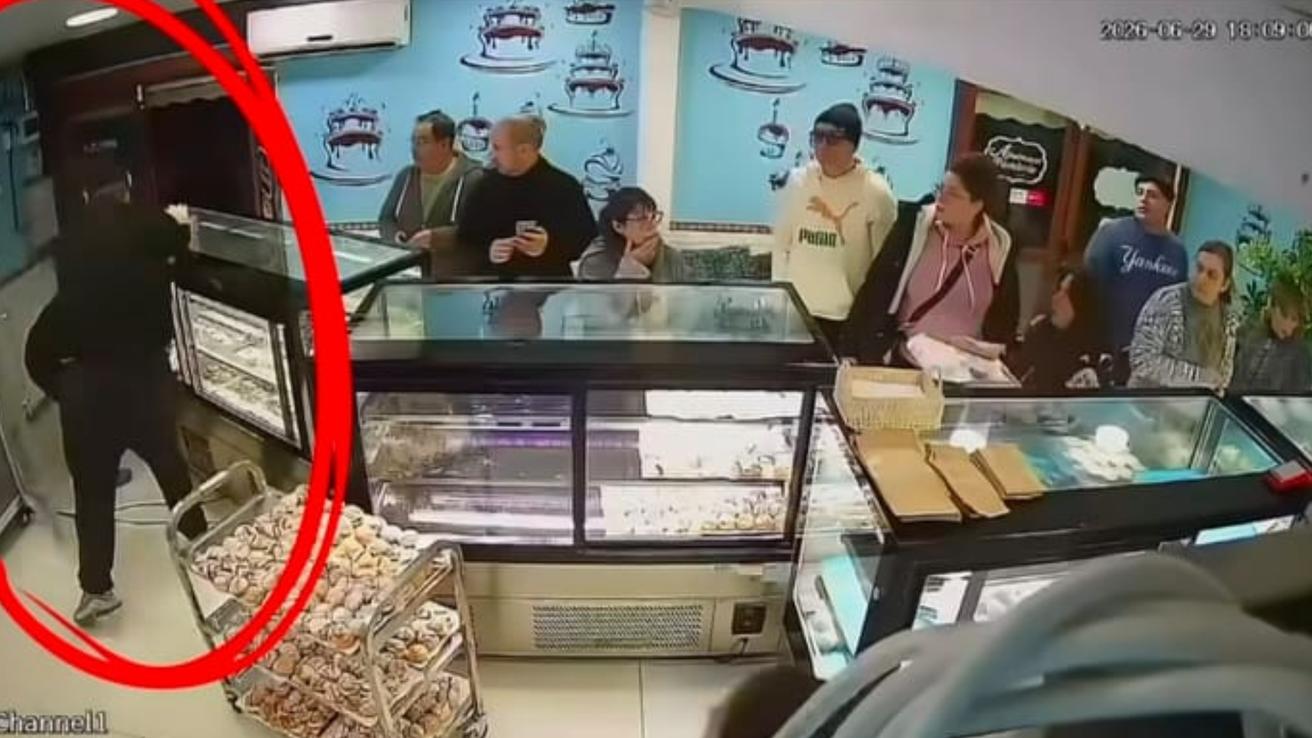 ¡Insólito! Delincuentes asaltan por sexta vez conocida pastelería en Quilicura y huyen con $200.000 en tortas