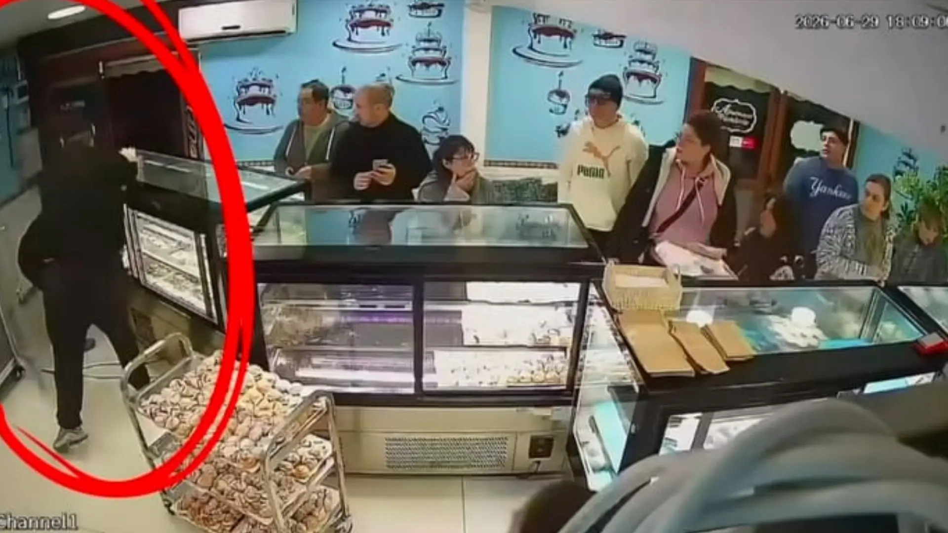 ¡Insólito! Delincuentes asaltan por sexta vez conocida pastelería en Quilicura y huyen con $200.000 en tortas