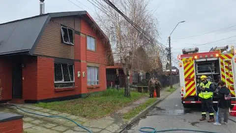 Grave explosión por acumulación de gas al interior de una casa deja una persona en riesgo vital en Los Ángeles