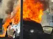 Automóvil resulta incendiado en plena Avenida Colón de Talcahuano tras volcarse