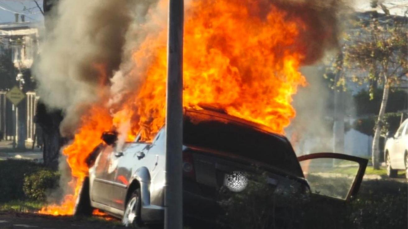 Automóvil resulta incendiado en plena Avenida Colón de Talcahuano tras volcarse