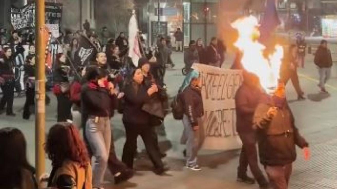 Marcha con antorchas encendidas recorrió el centro de Concepción en rechazo a recortes presupuestarios